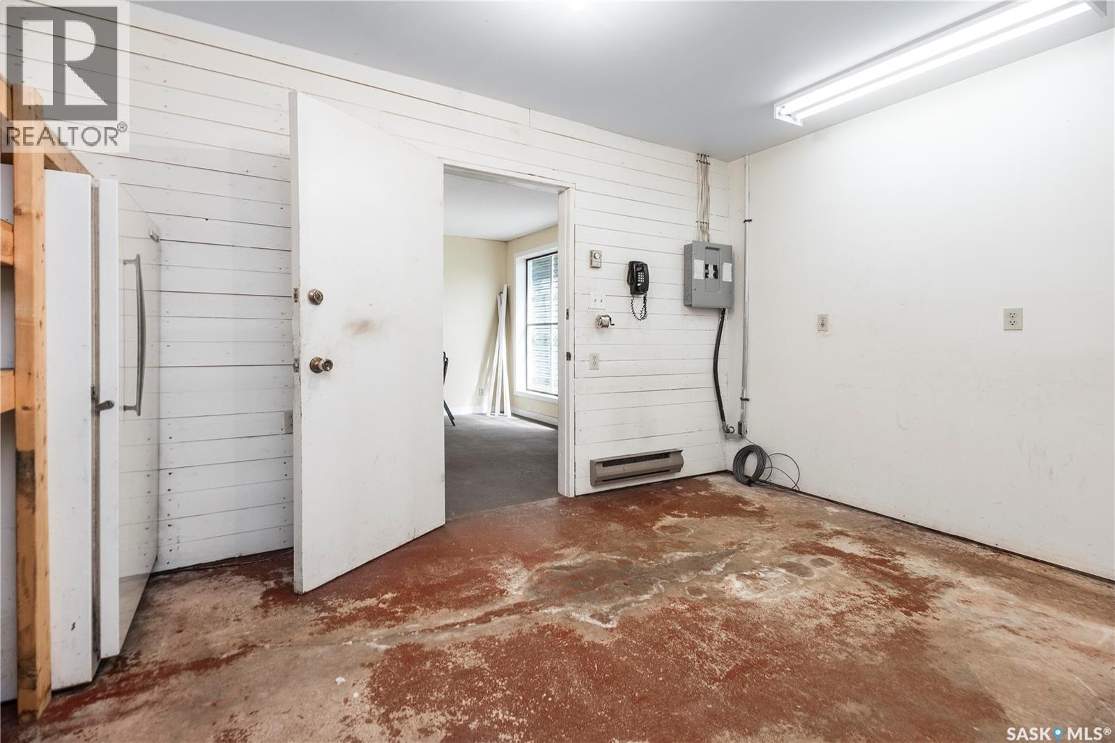 2885 4Th Avenue W, Prince Albert, SK - Indoor
