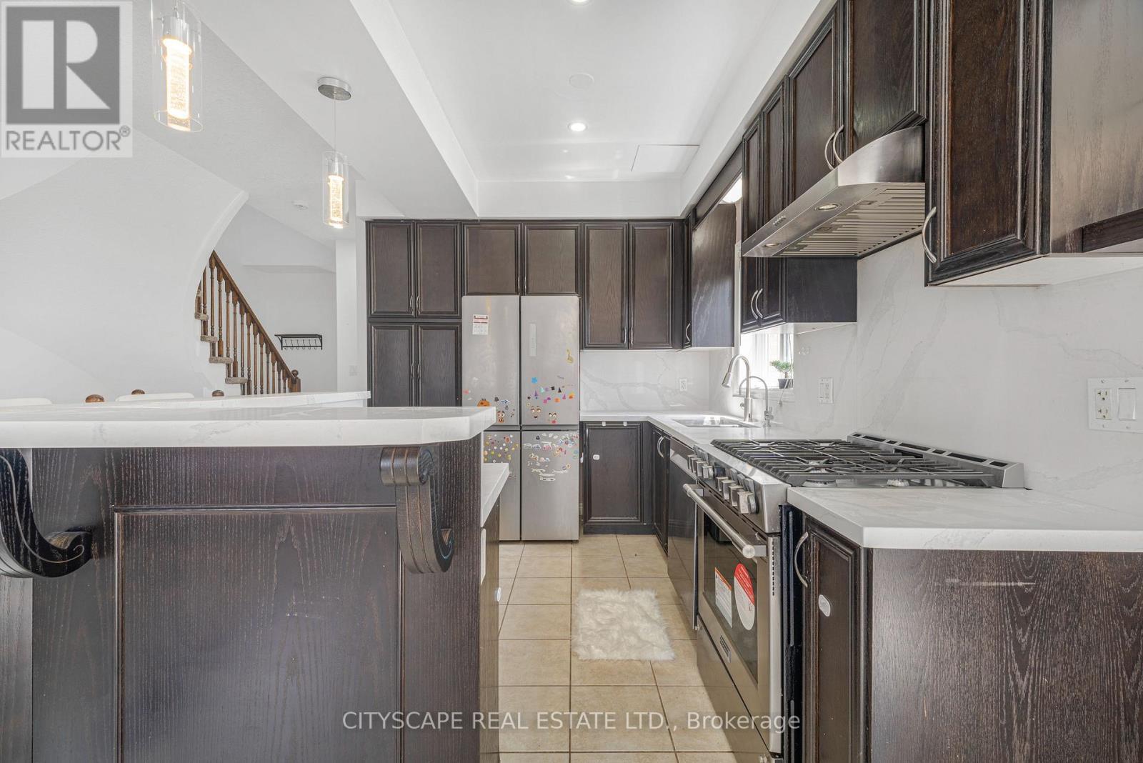 14 Redcedar Crescent, Hamilton, ON - Indoor Photo Showing Kitchen With Upgraded Kitchen