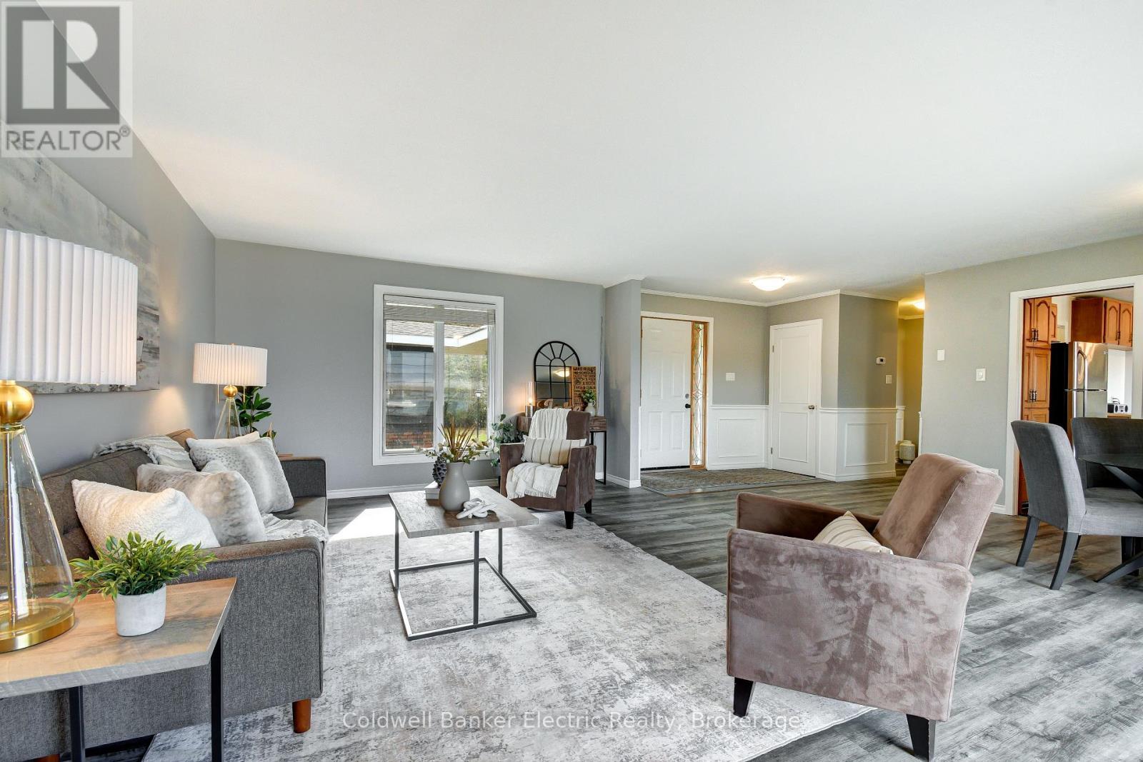 1647 Stenner Road, Douro-Dummer, ON - Indoor Photo Showing Living Room