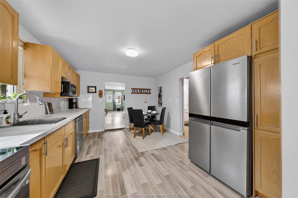 107 Wilson, Essex, ON - Indoor Photo Showing Kitchen