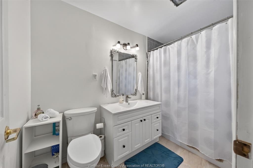 107 Wilson, Essex, ON - Indoor Photo Showing Bathroom