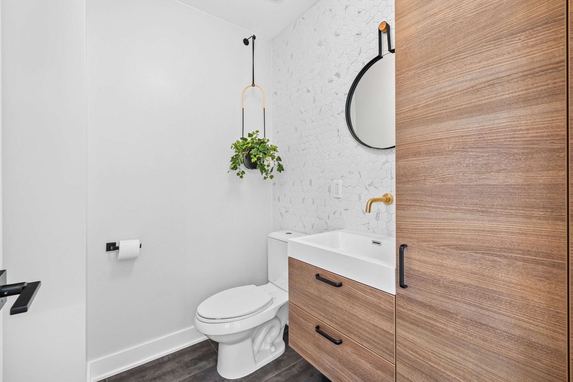 Powder room - 1210 Rue Woodland, Montréal (Verdun/Île-Des-Soeurs), QC - Indoor Photo Showing Bathroom