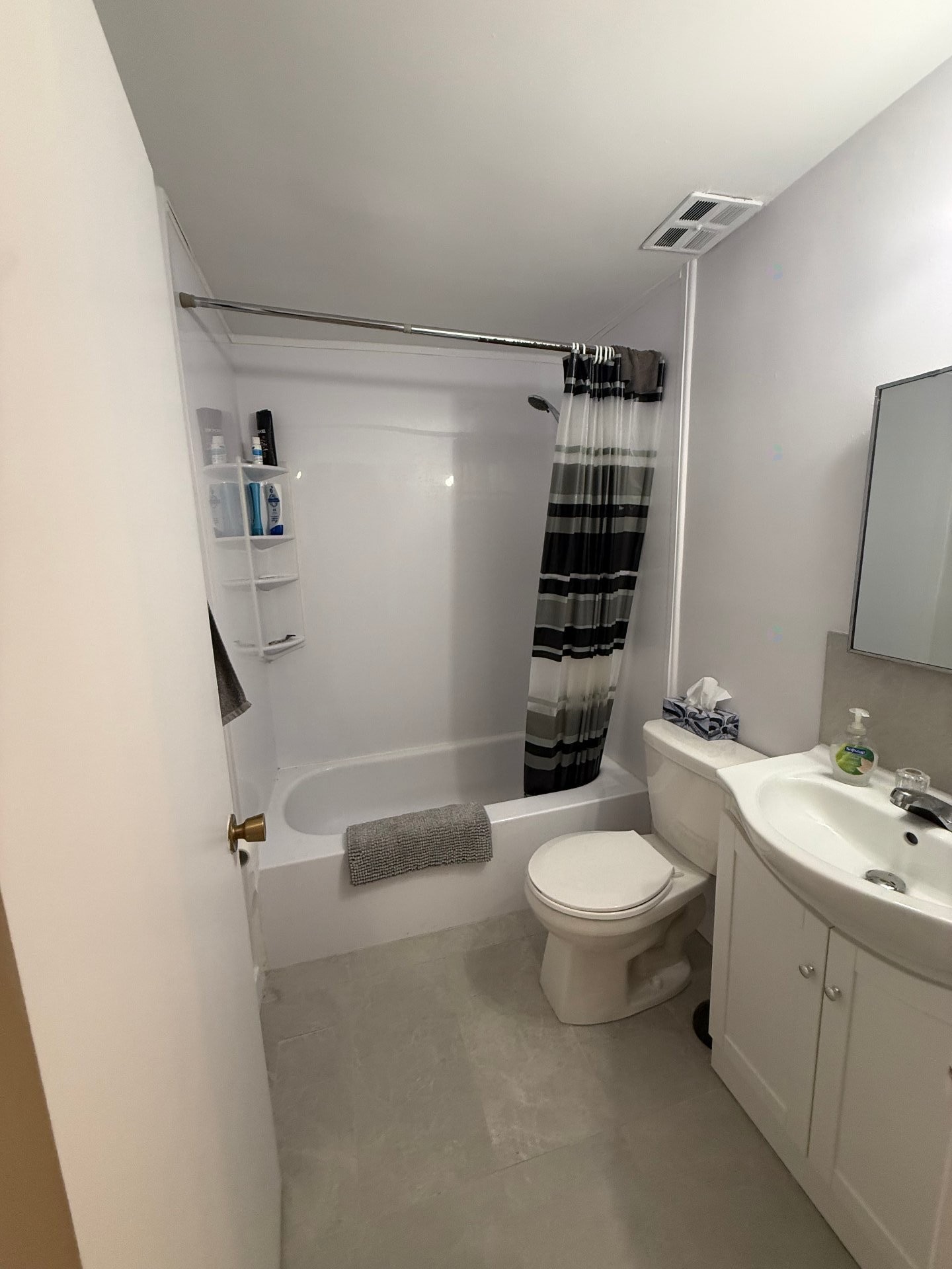 Bathroom - 8104A Rue Malouin, Montréal (Saint-Léonard), QC - Indoor Photo Showing Bathroom