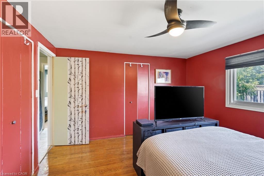 330 East 18Th Street, Hamilton, ON - Indoor Photo Showing Bedroom