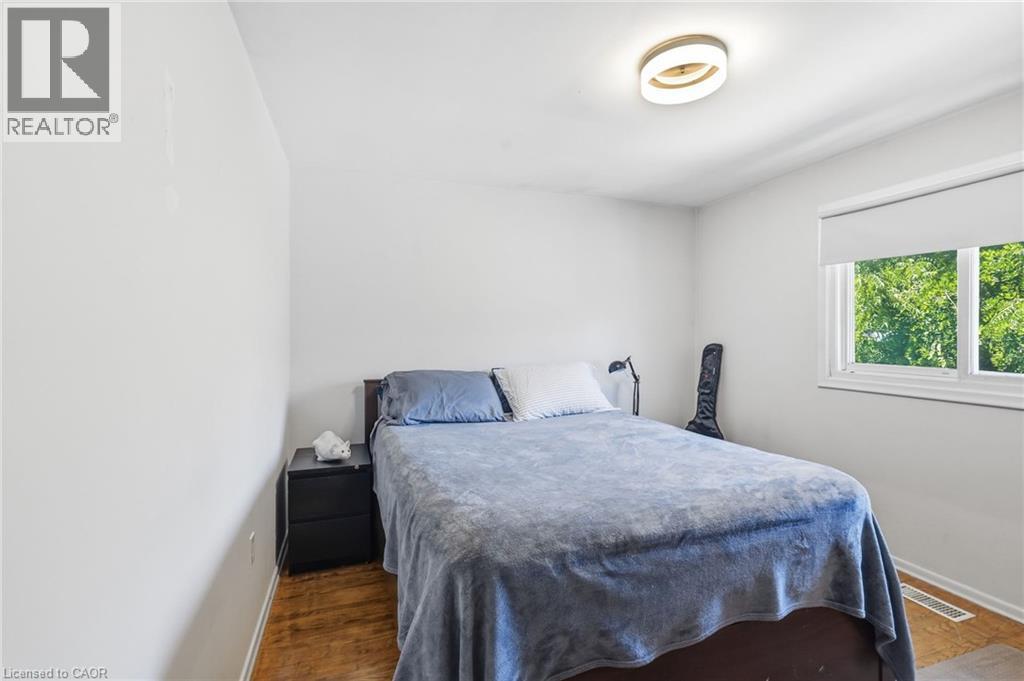 330 East 18Th Street, Hamilton, ON - Indoor Photo Showing Bedroom