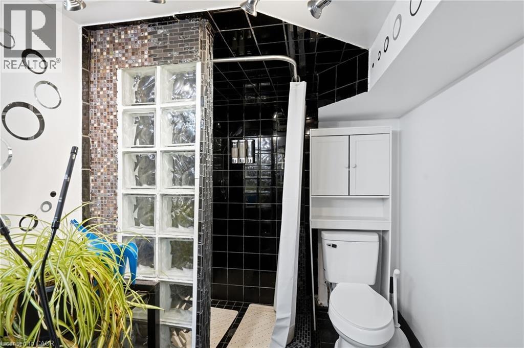 330 East 18Th Street, Hamilton, ON - Indoor Photo Showing Bathroom
