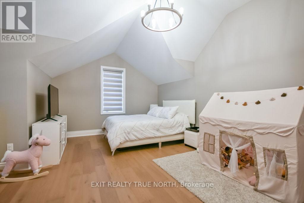 108 Rugman Crescent, Springwater, ON - Indoor Photo Showing Bedroom