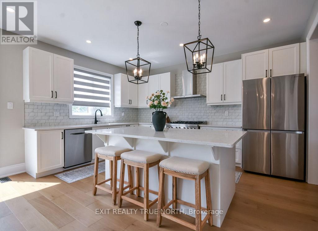 108 Rugman Crescent, Springwater, ON - Indoor Photo Showing Kitchen With Upgraded Kitchen