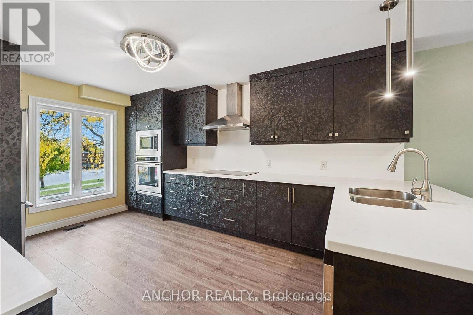 51 - 51 Dovercliffe Road, Guelph (Dovercliffe Park/Old University), ON - Indoor Photo Showing Kitchen With Double Sink