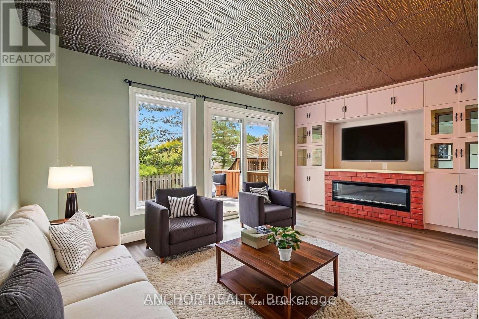 51 - 51 Dovercliffe Road, Guelph (Dovercliffe Park/Old University), ON - Indoor Photo Showing Living Room With Fireplace