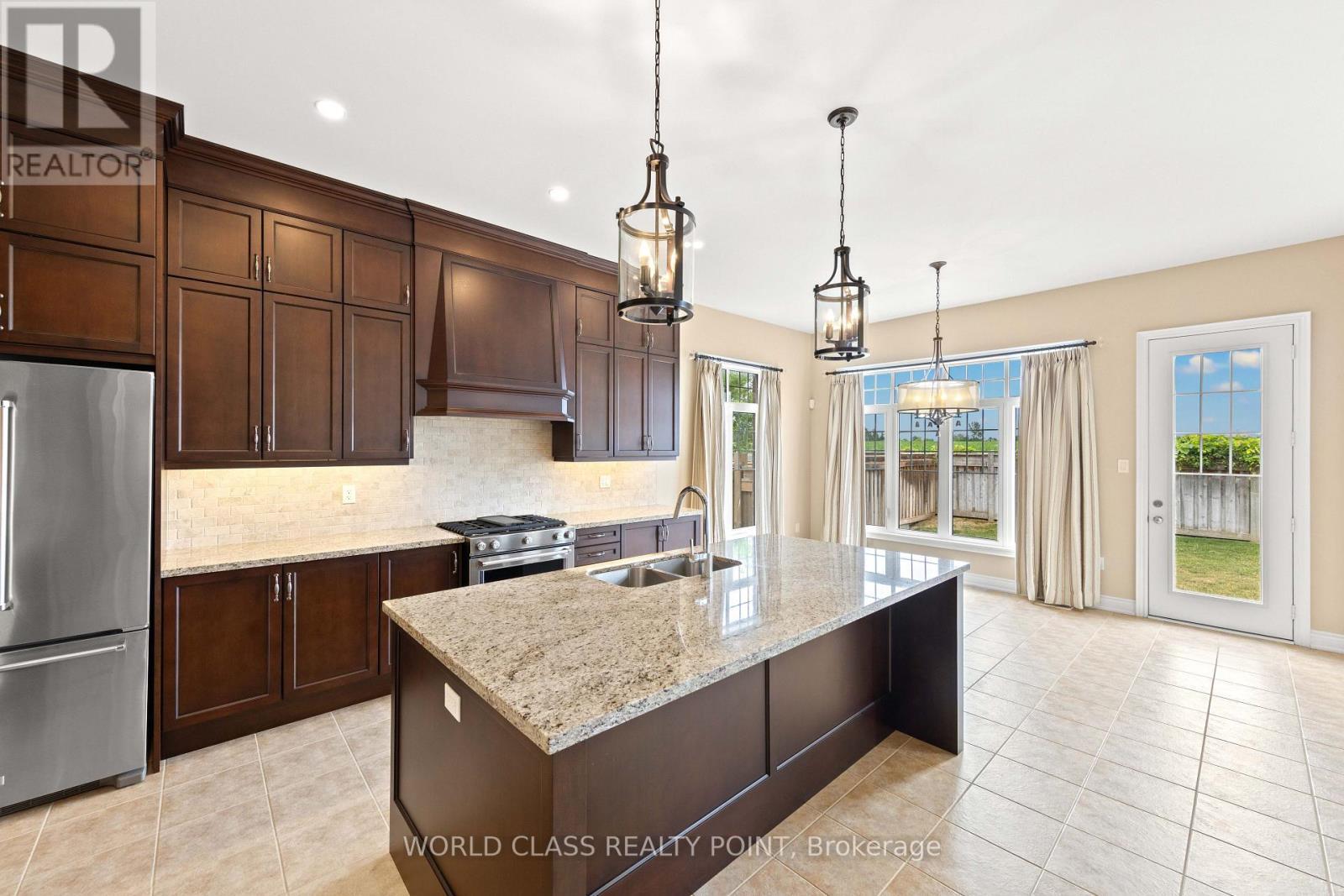 31 Munsie Drive, King, ON - Indoor Photo Showing Kitchen With Double Sink With Upgraded Kitchen