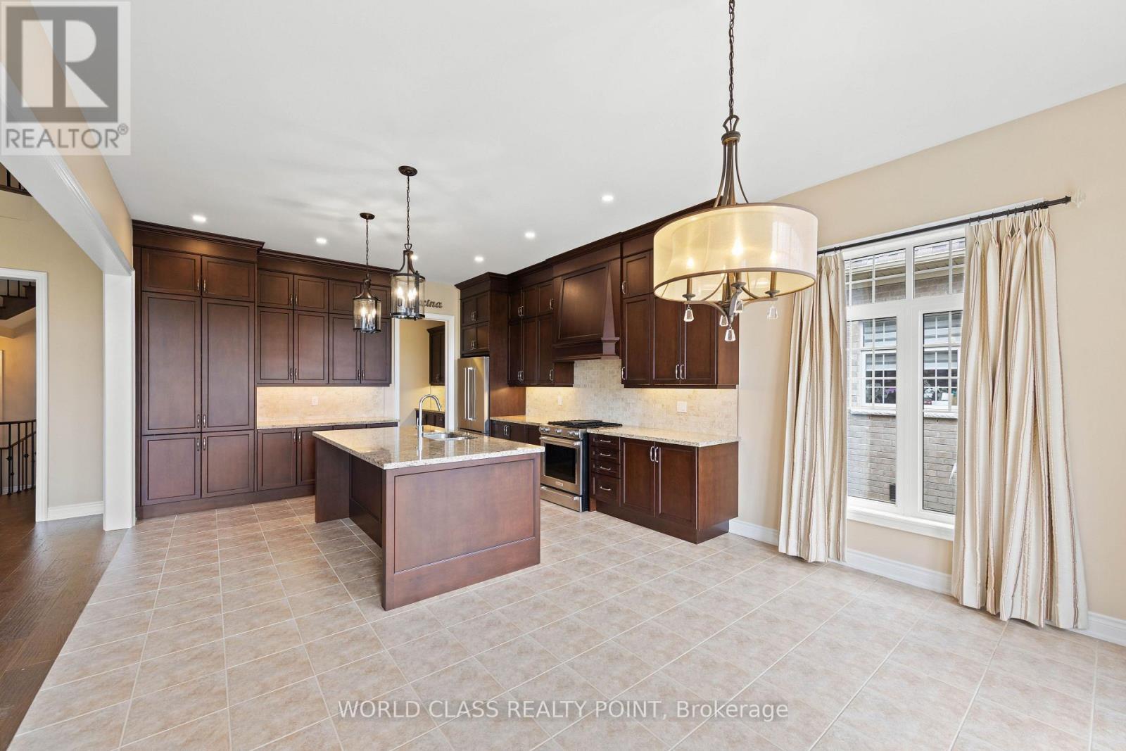 31 Munsie Drive, King, ON - Indoor Photo Showing Kitchen With Upgraded Kitchen