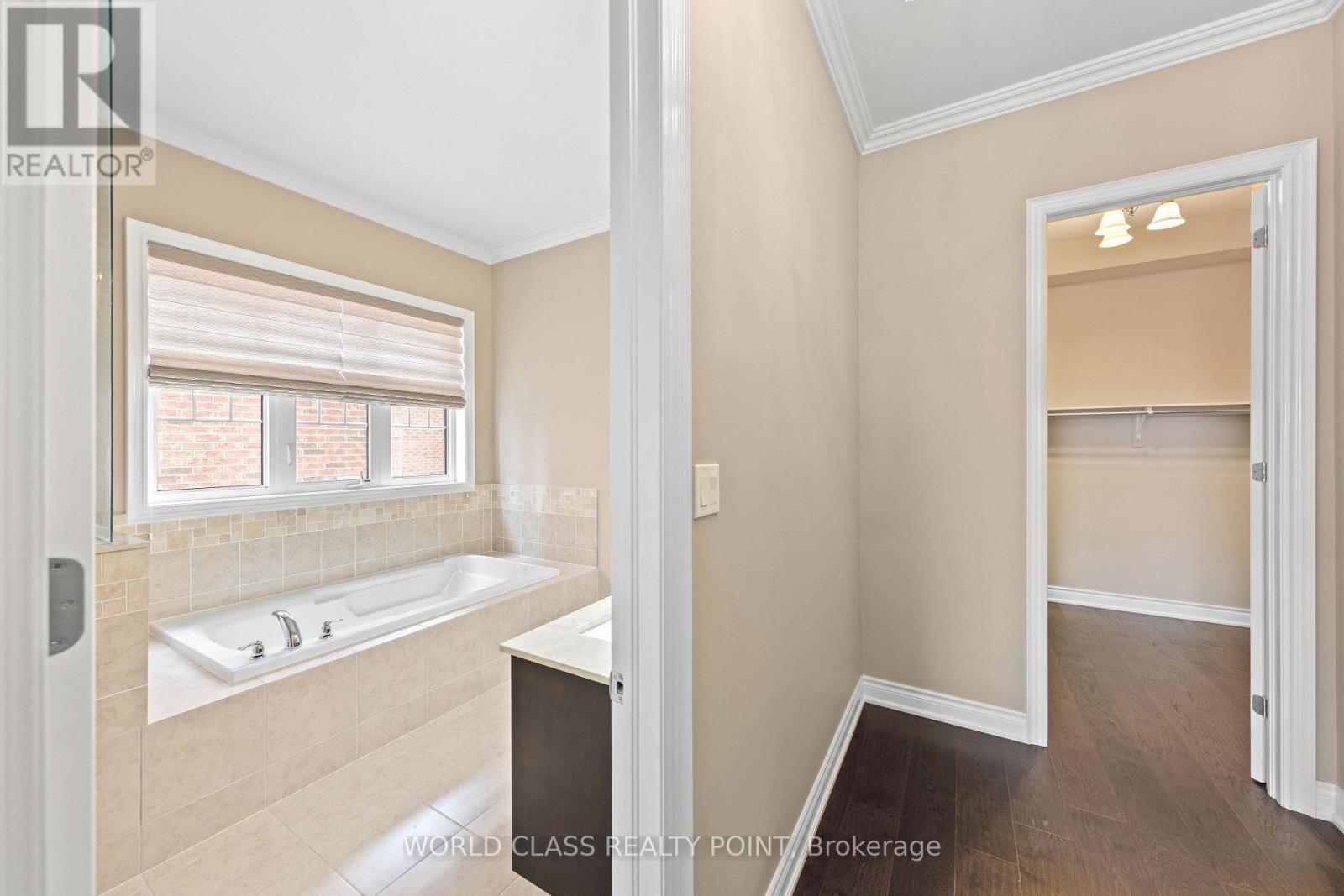 31 Munsie Drive, King, ON - Indoor Photo Showing Bathroom