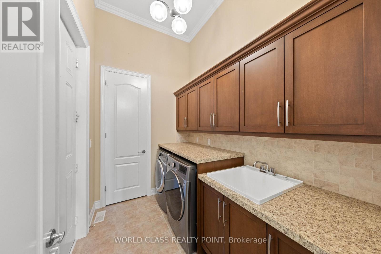 31 Munsie Drive, King, ON - Indoor Photo Showing Laundry Room