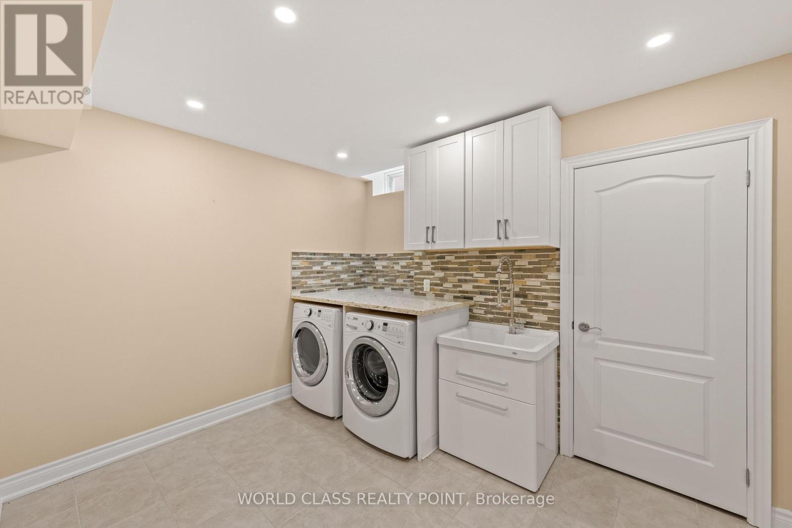 31 Munsie Drive, King, ON - Indoor Photo Showing Laundry Room