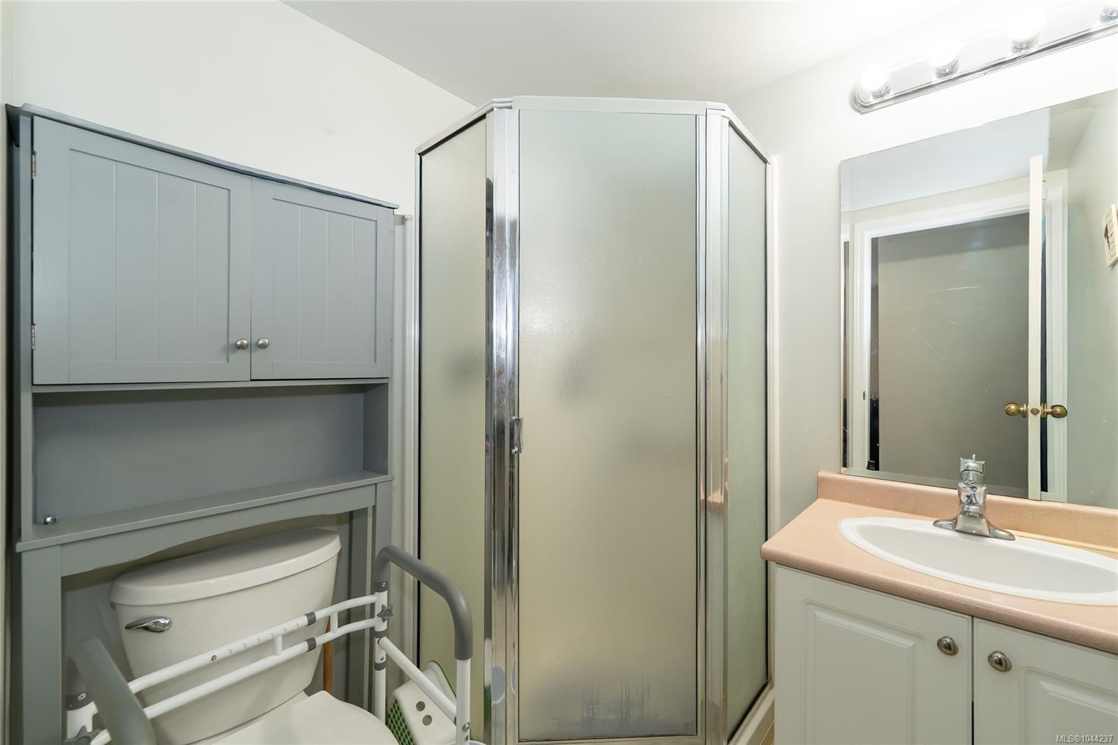 #203A-3000 Oak St, Chemainus, BC - Indoor Photo Showing Bathroom