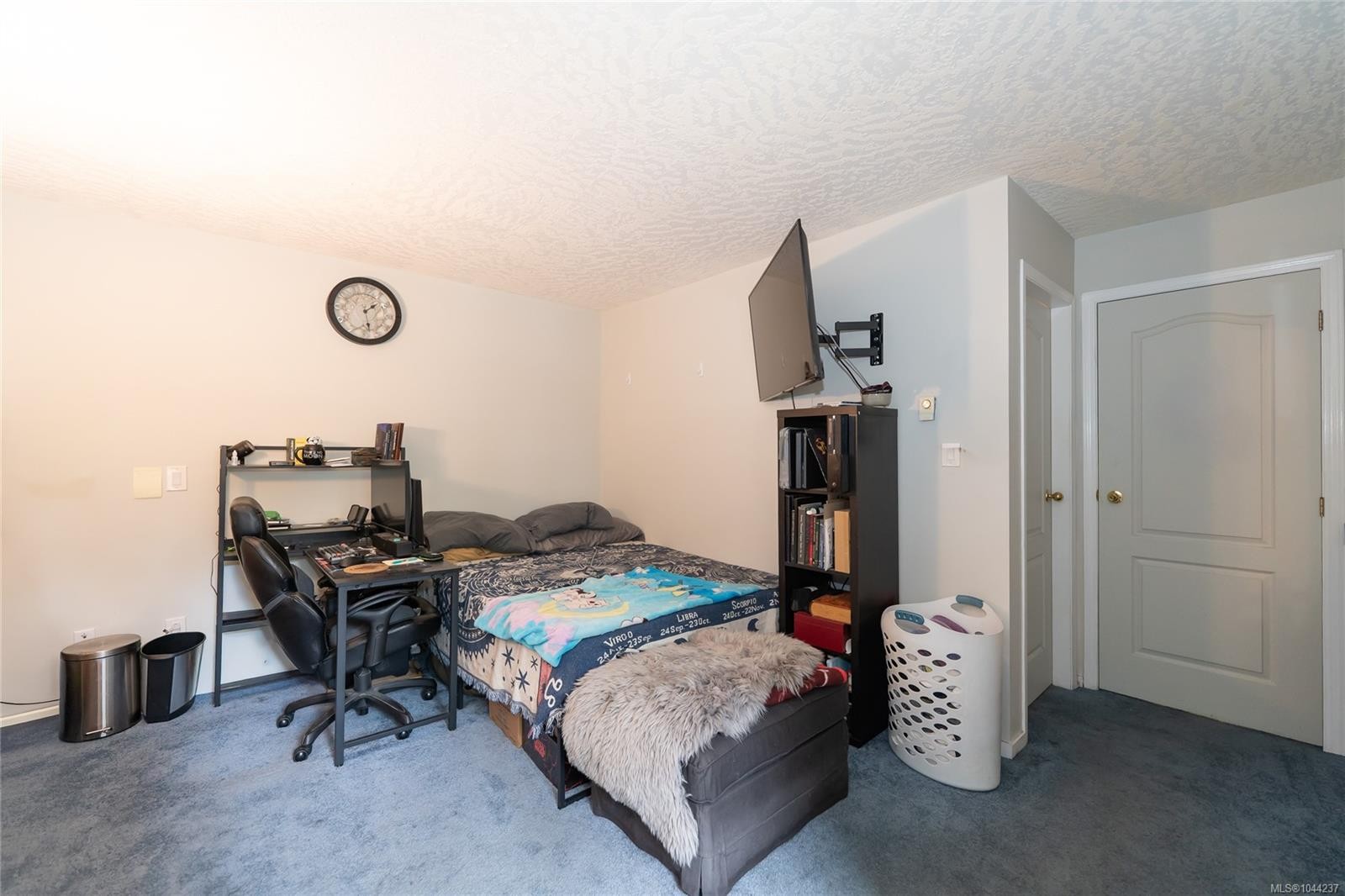 #203A-3000 Oak St, Chemainus, BC - Indoor Photo Showing Bedroom