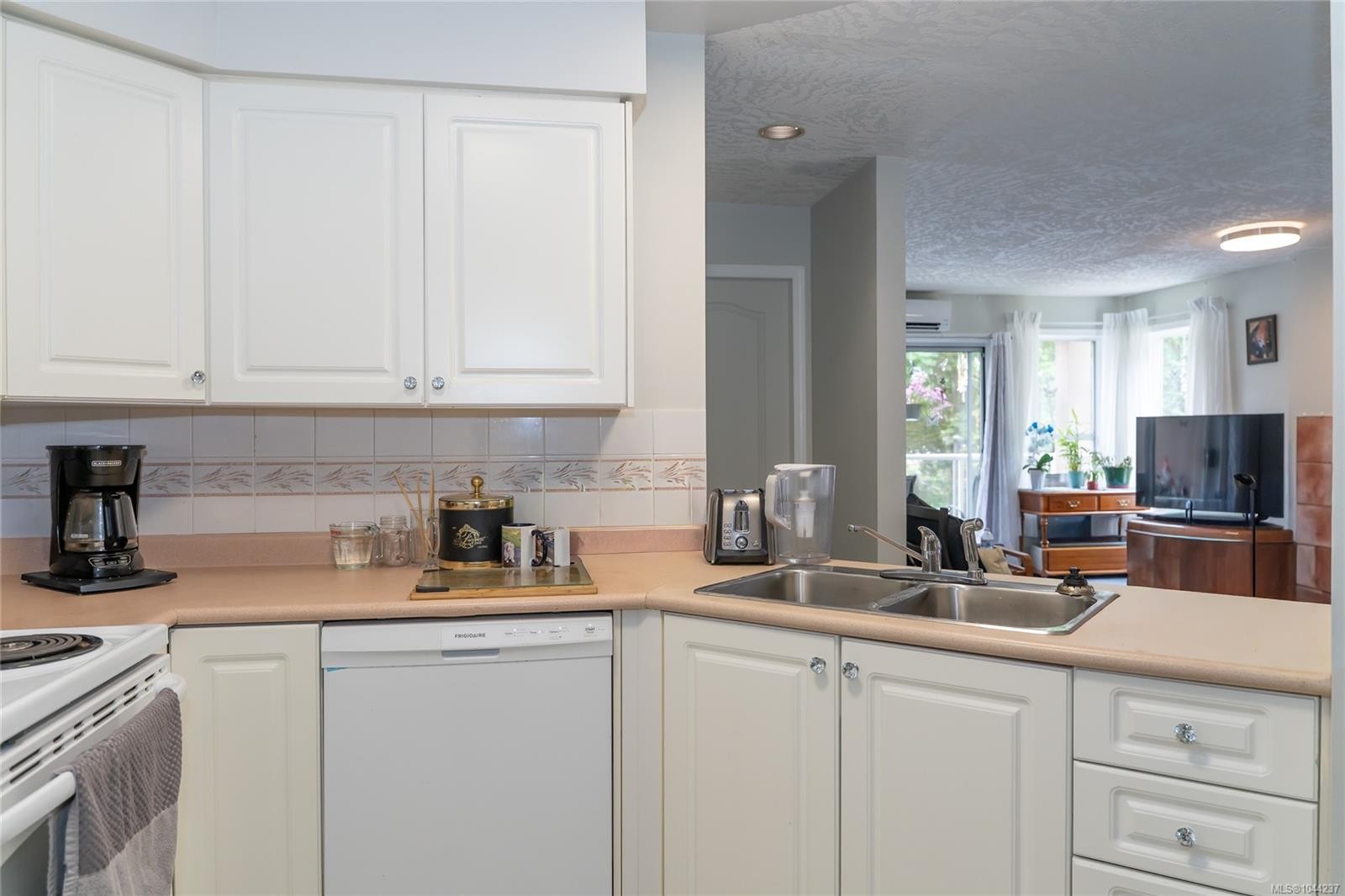 #203A-3000 Oak St, Chemainus, BC - Indoor Photo Showing Kitchen With Double Sink