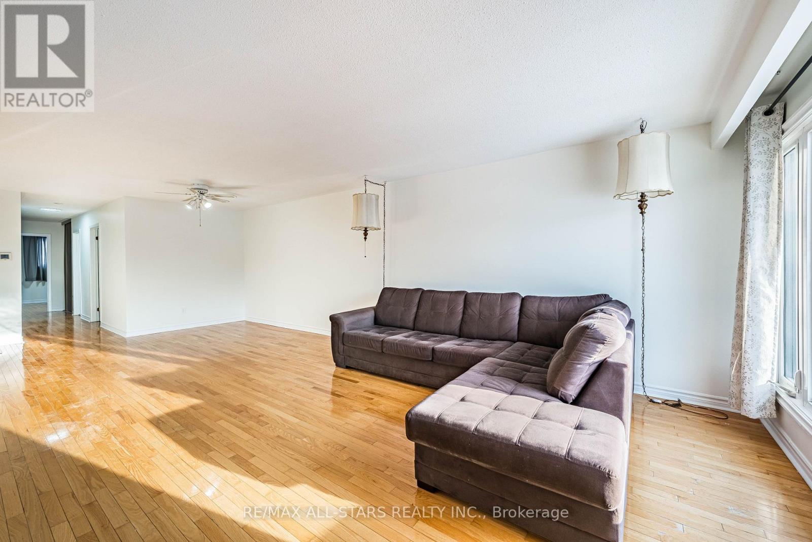 209 Apache Trail, Toronto, ON - Indoor Photo Showing Living Room