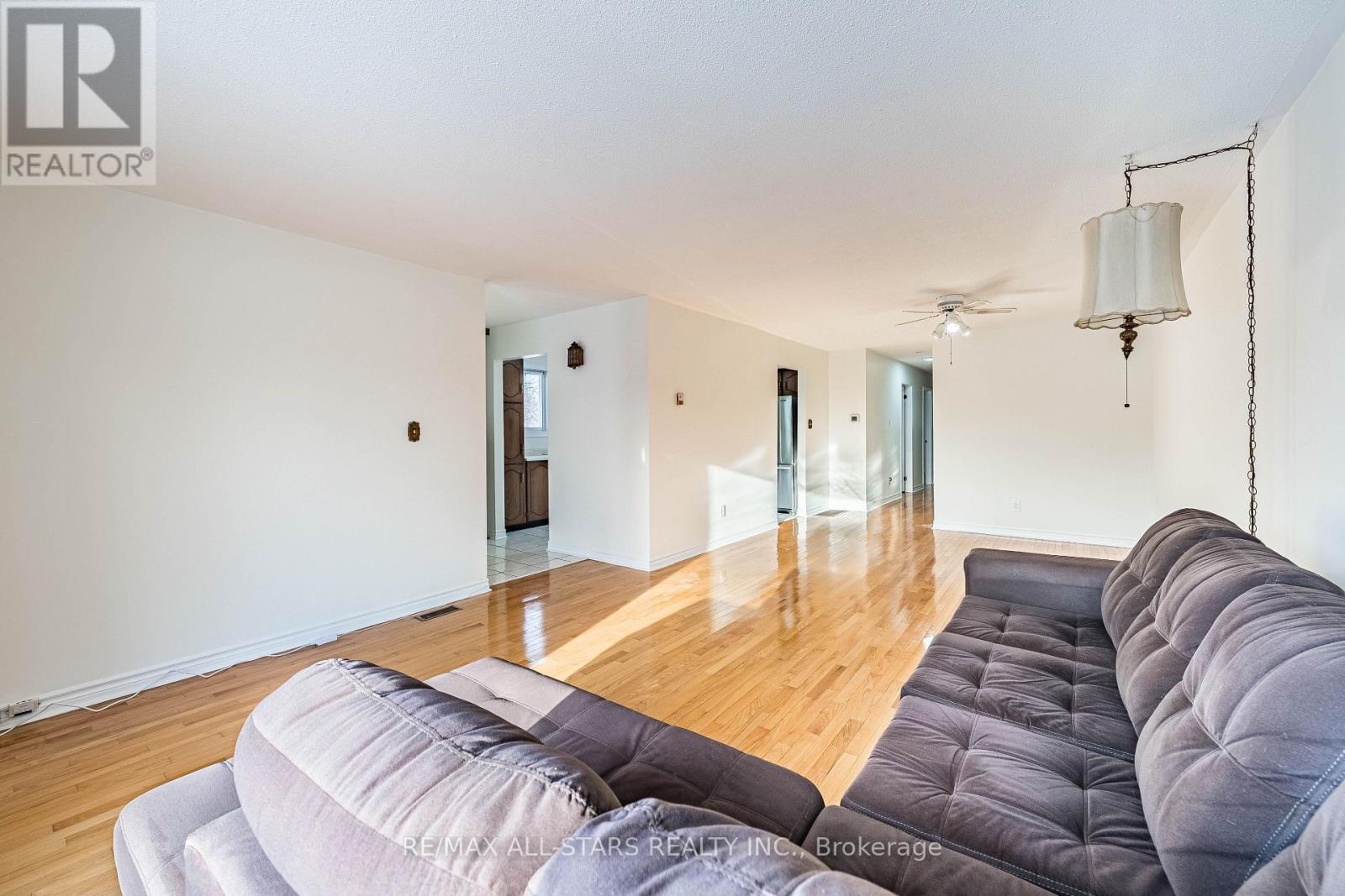 209 Apache Trail, Toronto, ON - Indoor Photo Showing Living Room