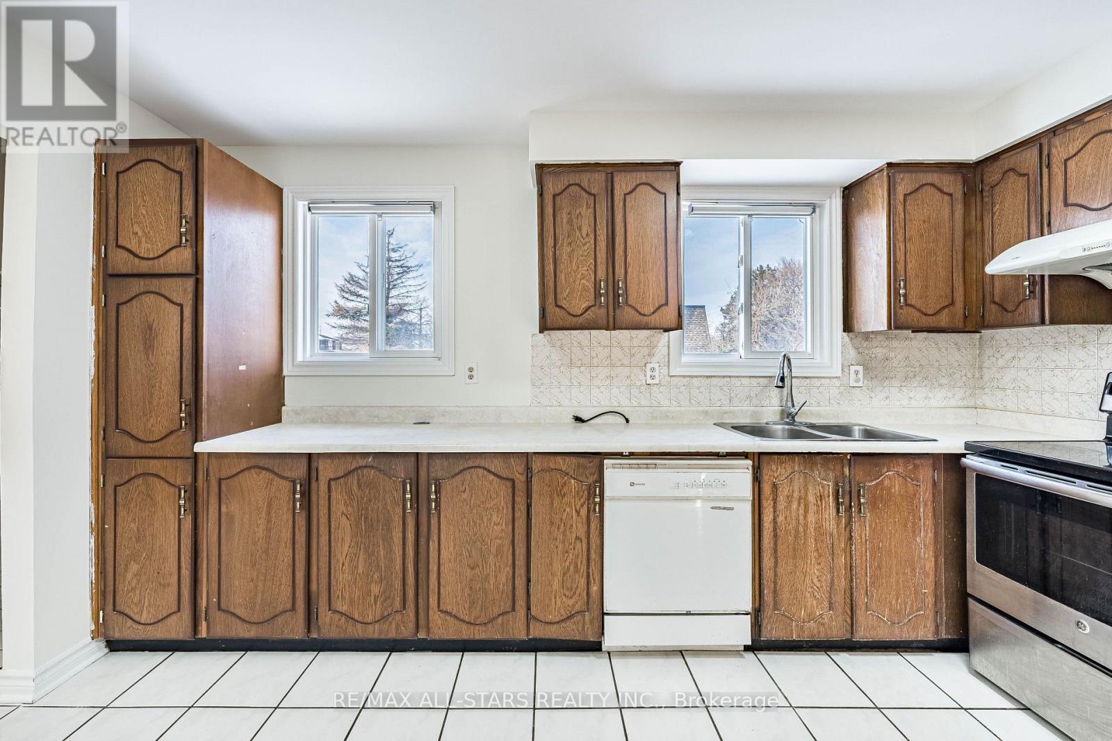 209 Apache Trail, Toronto, ON - Indoor Photo Showing Kitchen With Double Sink