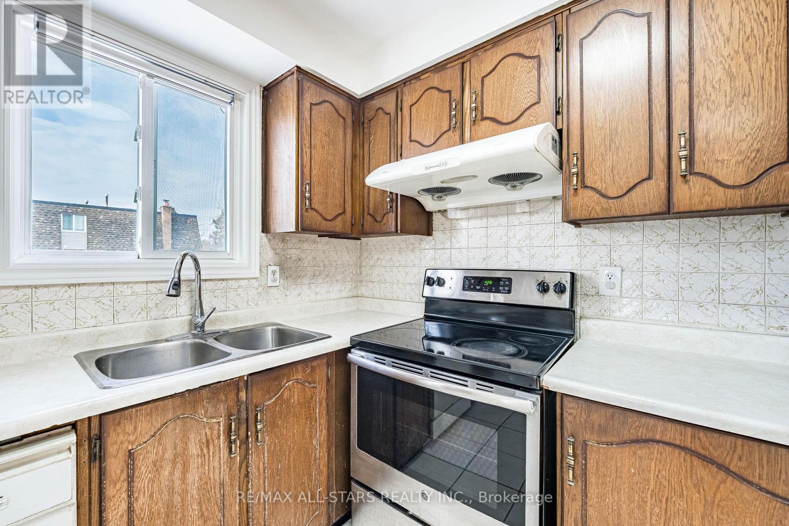 209 Apache Trail, Toronto, ON - Indoor Photo Showing Kitchen With Double Sink