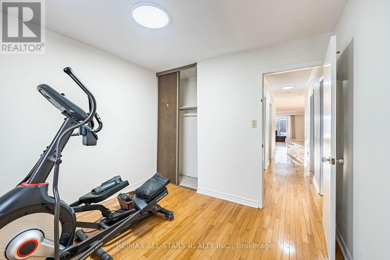 209 Apache Trail, Toronto, ON - Indoor Photo Showing Gym Room
