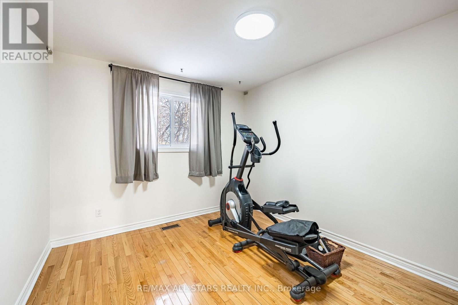 209 Apache Trail, Toronto, ON - Indoor Photo Showing Gym Room