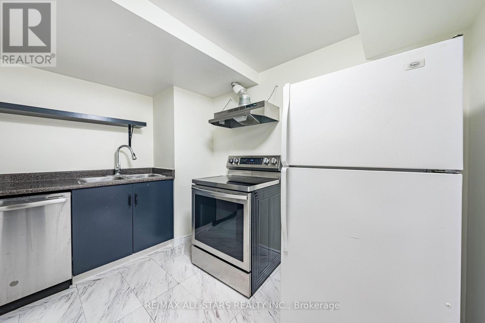 209 Apache Trail, Toronto, ON - Indoor Photo Showing Kitchen