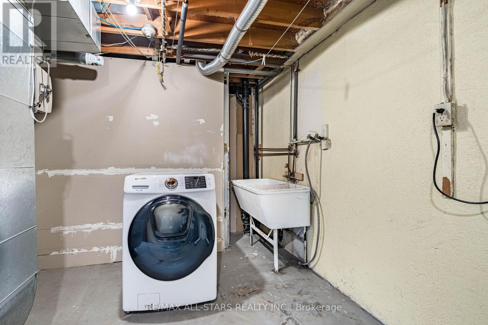 209 Apache Trail, Toronto, ON - Indoor Photo Showing Laundry Room