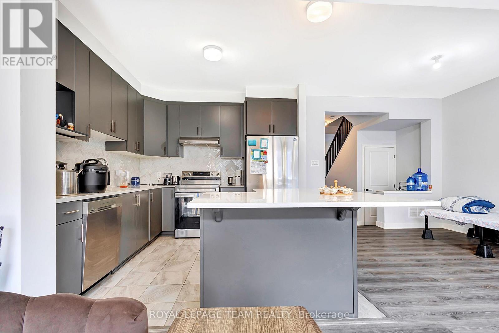 137 Yearling Circle, Ottawa, ON - Indoor Photo Showing Kitchen With Stainless Steel Kitchen With Upgraded Kitchen