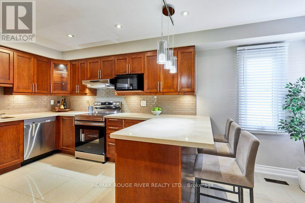 216 Wright Crescent, Ajax, ON - Indoor Photo Showing Kitchen