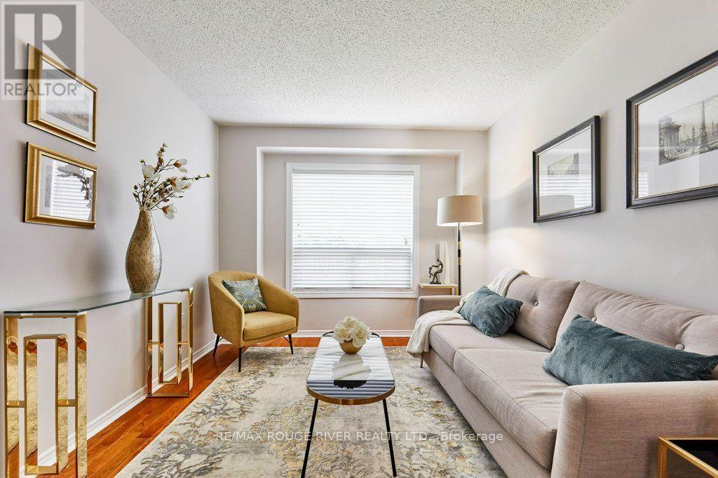 216 Wright Crescent, Ajax, ON - Indoor Photo Showing Living Room