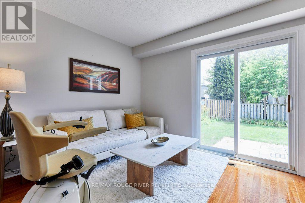 216 Wright Crescent, Ajax, ON - Indoor Photo Showing Living Room