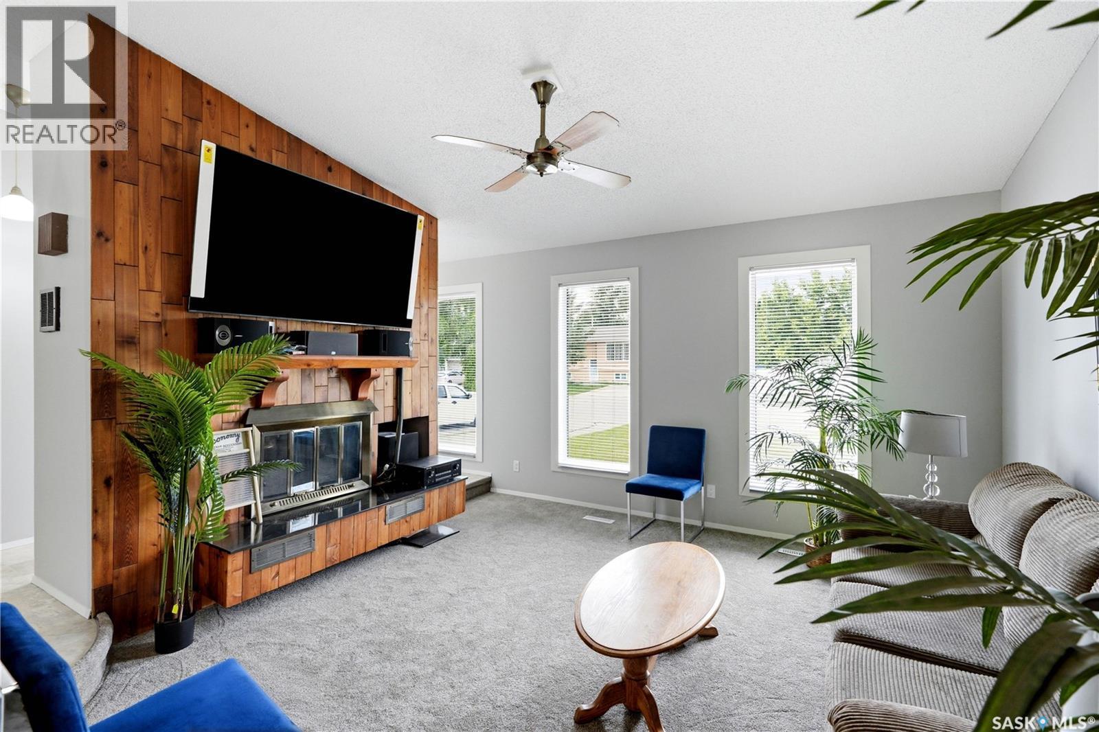 130 Flavelle Crescent, Saskatoon, SK - Indoor Photo Showing Living Room