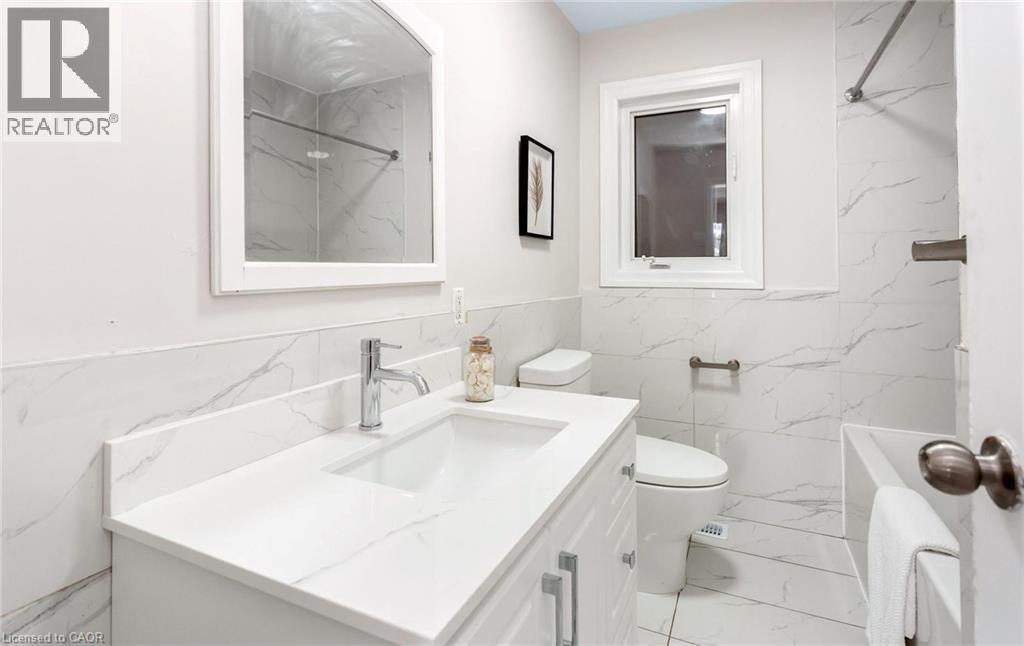 Bathroom - 176 Samuelson Street, Cambridge, ON - Indoor Photo Showing Bathroom
