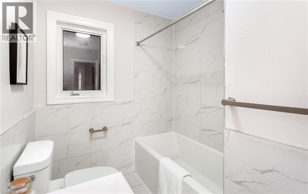 Bathroom - 176 Samuelson Street, Cambridge, ON - Indoor Photo Showing Bathroom