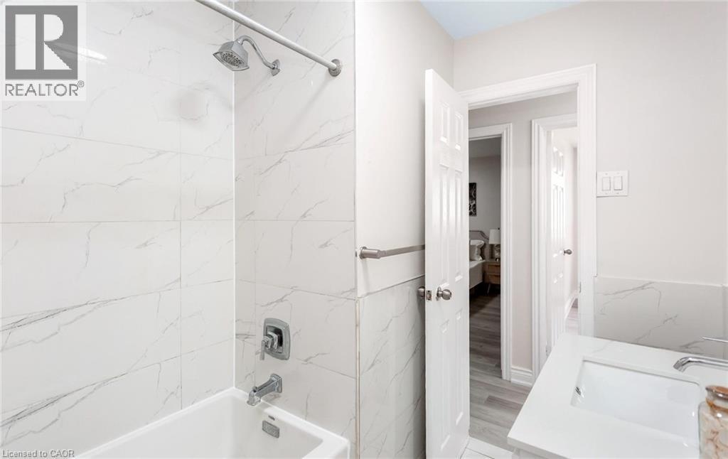 Bathroom - 176 Samuelson Street, Cambridge, ON - Indoor Photo Showing Bathroom