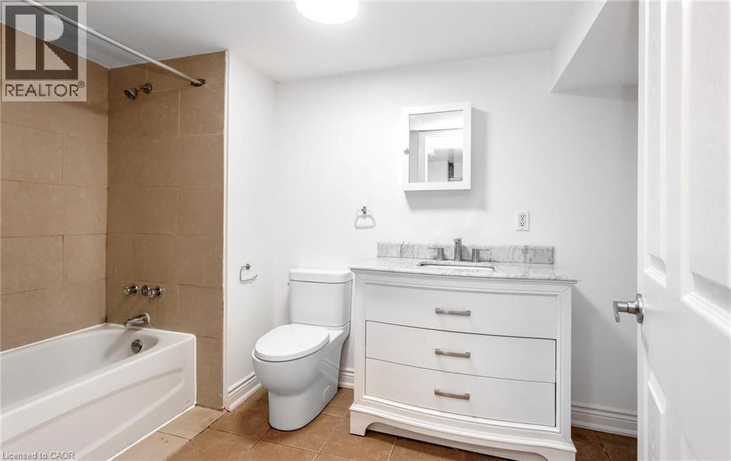 Bathroom - 176 Samuelson Street, Cambridge, ON - Indoor Photo Showing Bathroom