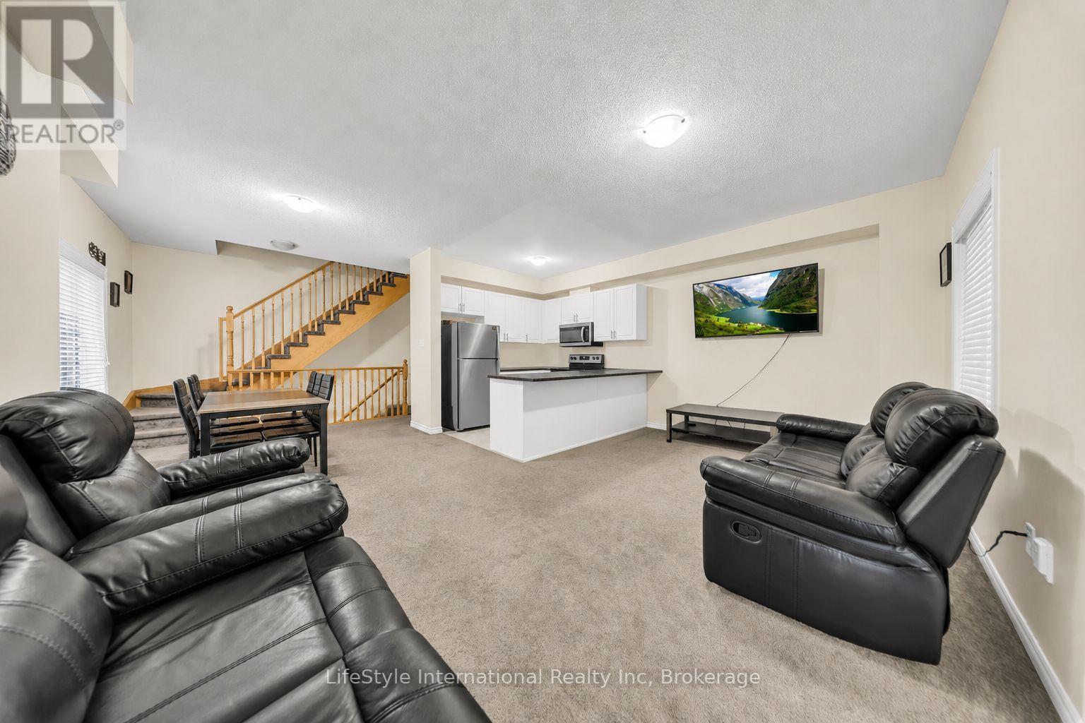87 - 88 Decorso Drive, Guelph (Kortright East), ON - Indoor Photo Showing Living Room