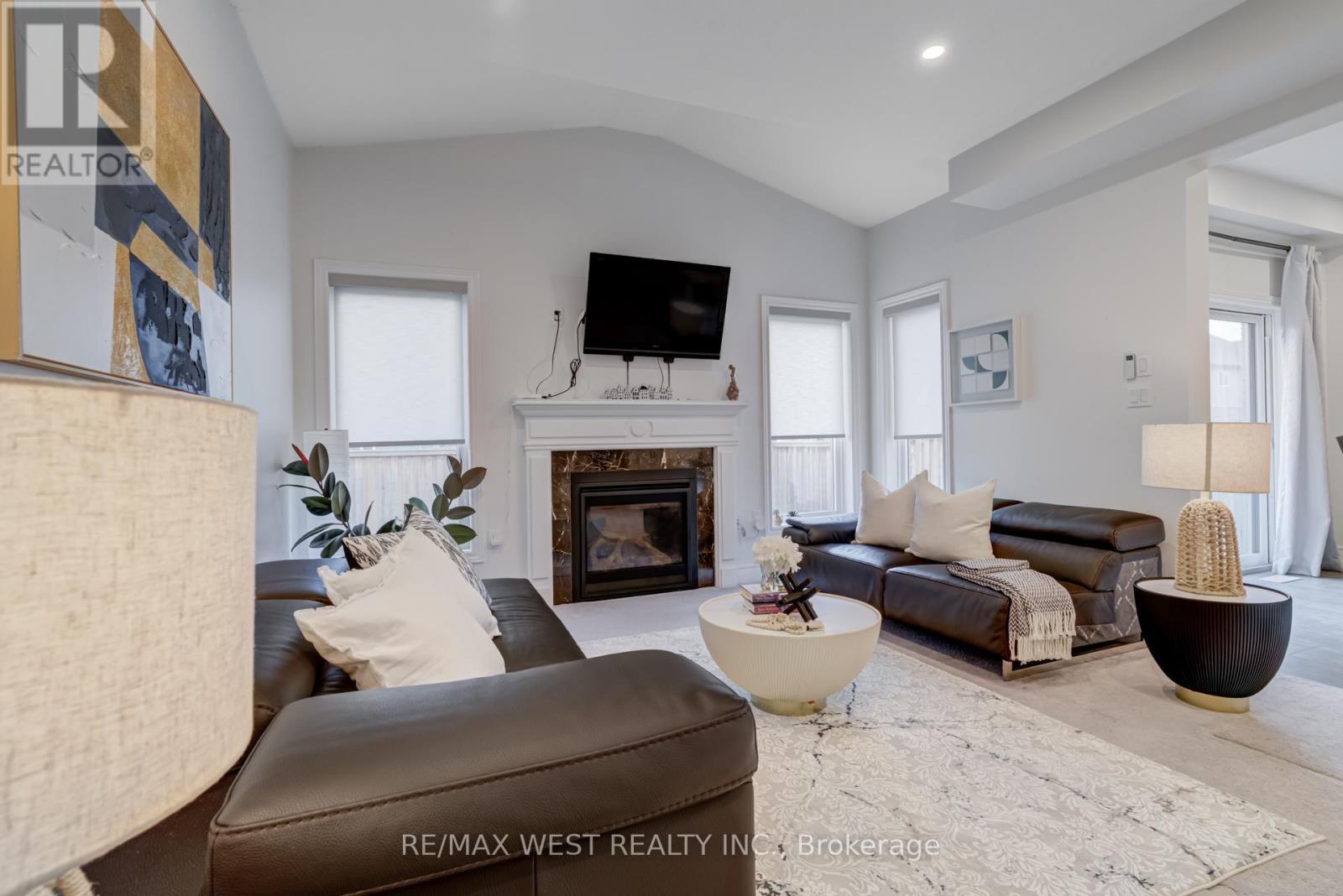 270 Dalgleish Trail, Hamilton, ON - Indoor Photo Showing Living Room With Fireplace