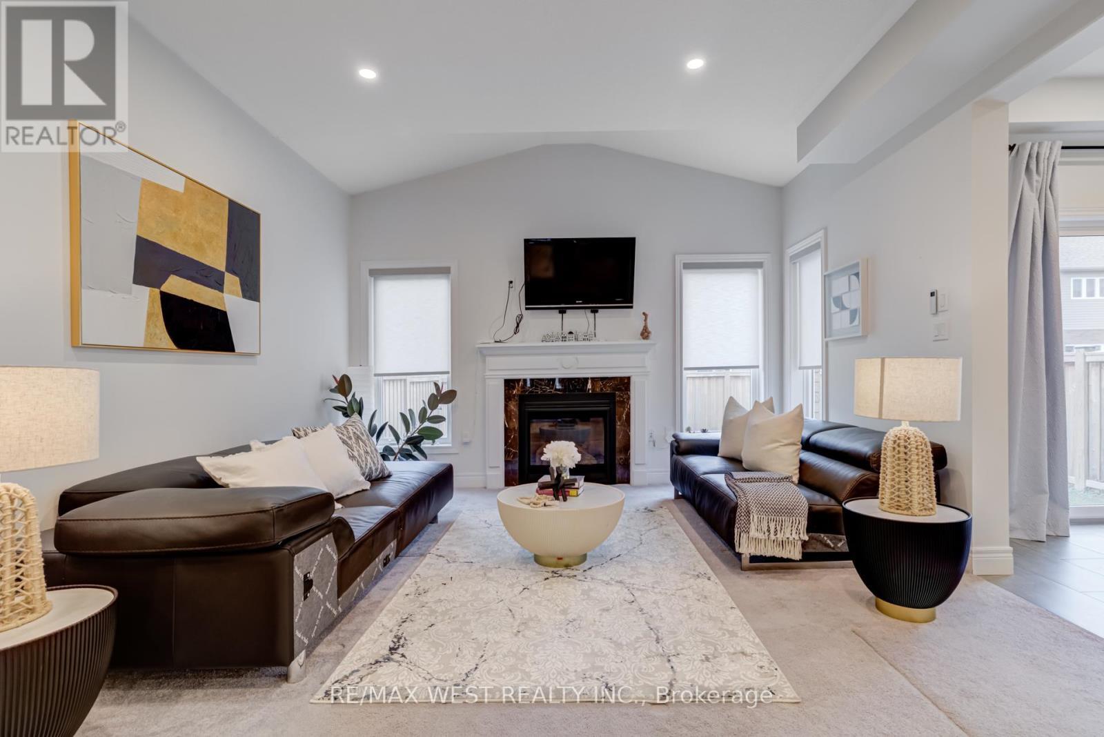 270 Dalgleish Trail, Hamilton, ON - Indoor Photo Showing Living Room With Fireplace