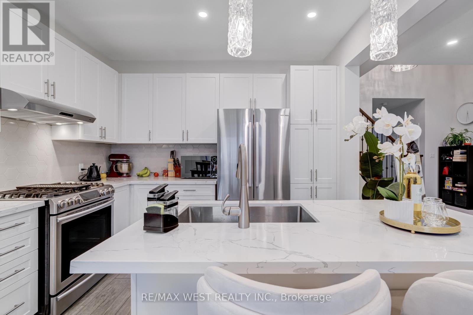 270 Dalgleish Trail, Hamilton, ON - Indoor Photo Showing Kitchen With Stainless Steel Kitchen With Upgraded Kitchen