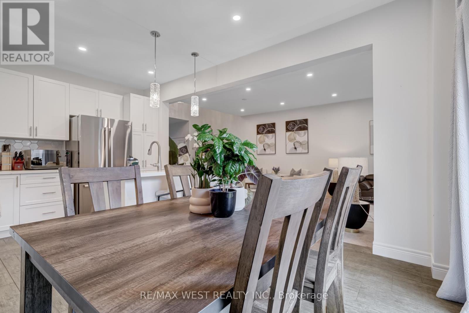 270 Dalgleish Trail, Hamilton, ON - Indoor Photo Showing Kitchen With Upgraded Kitchen