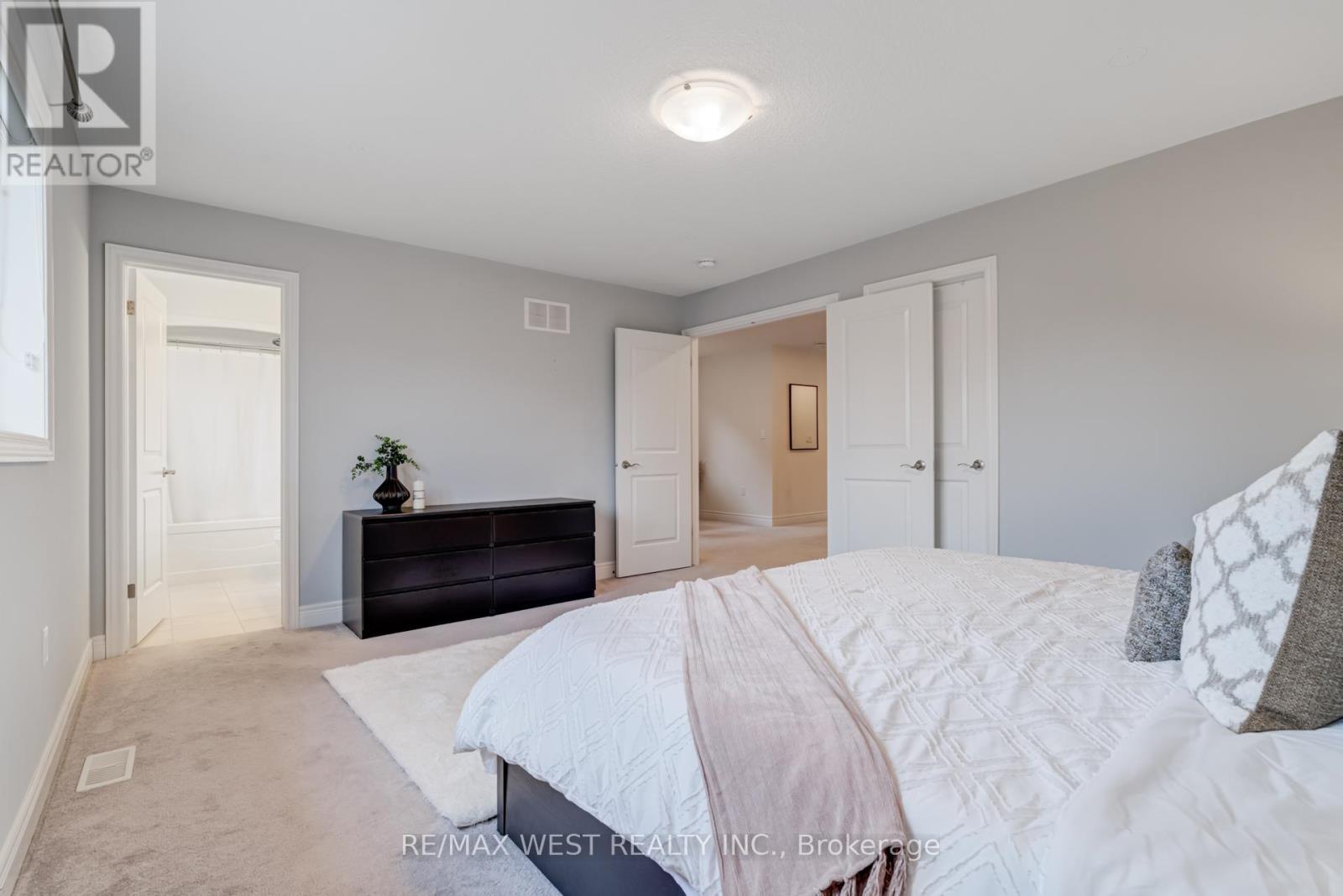 270 Dalgleish Trail, Hamilton, ON - Indoor Photo Showing Bedroom