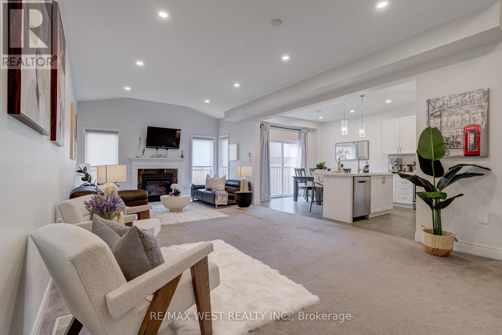 270 Dalgleish Trail, Hamilton, ON - Indoor Photo Showing Living Room With Fireplace