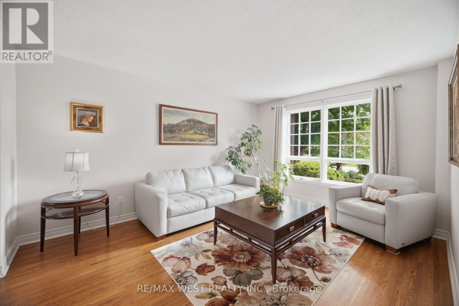 27 Norma Crescent, Hamilton, ON - Indoor Photo Showing Living Room
