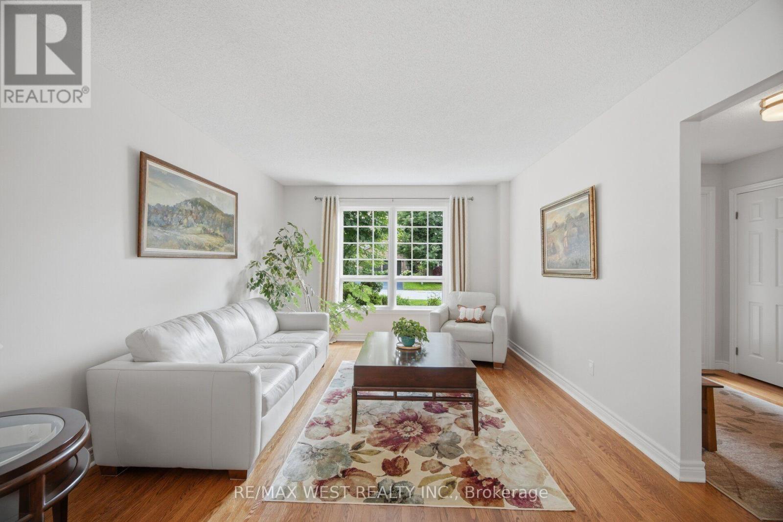 27 Norma Crescent, Hamilton, ON - Indoor Photo Showing Living Room