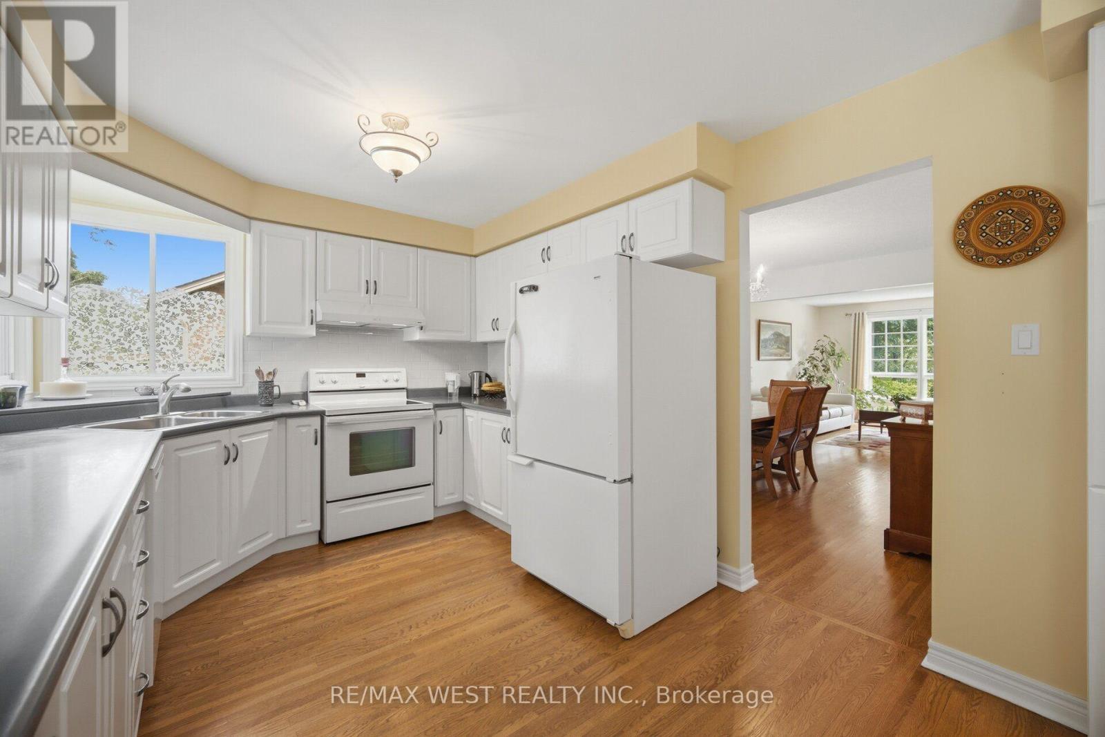 27 Norma Crescent, Hamilton, ON - Indoor Photo Showing Kitchen