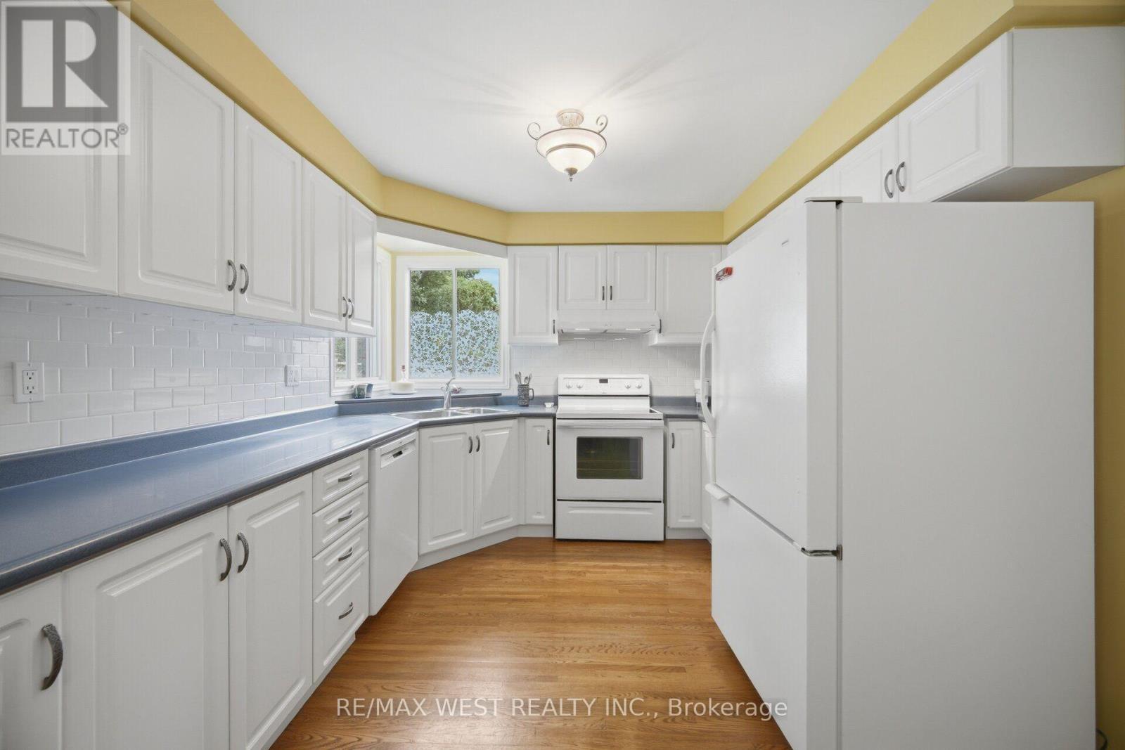 27 Norma Crescent, Hamilton, ON - Indoor Photo Showing Kitchen
